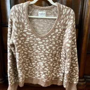 Abercrombie & Fitch Tan and Cream V-Neck Sweater